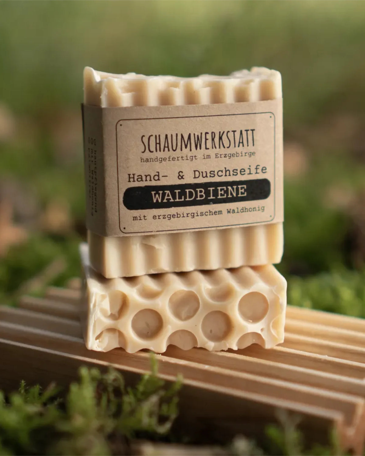 Holzseifenschale mit "HAGEBUTTE" & "WALDBIENE"
